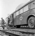 846207 Afbeelding van de autobus van N.S. te Venlo die is ingericht voor het onderzoek naar tuberculose onder ...